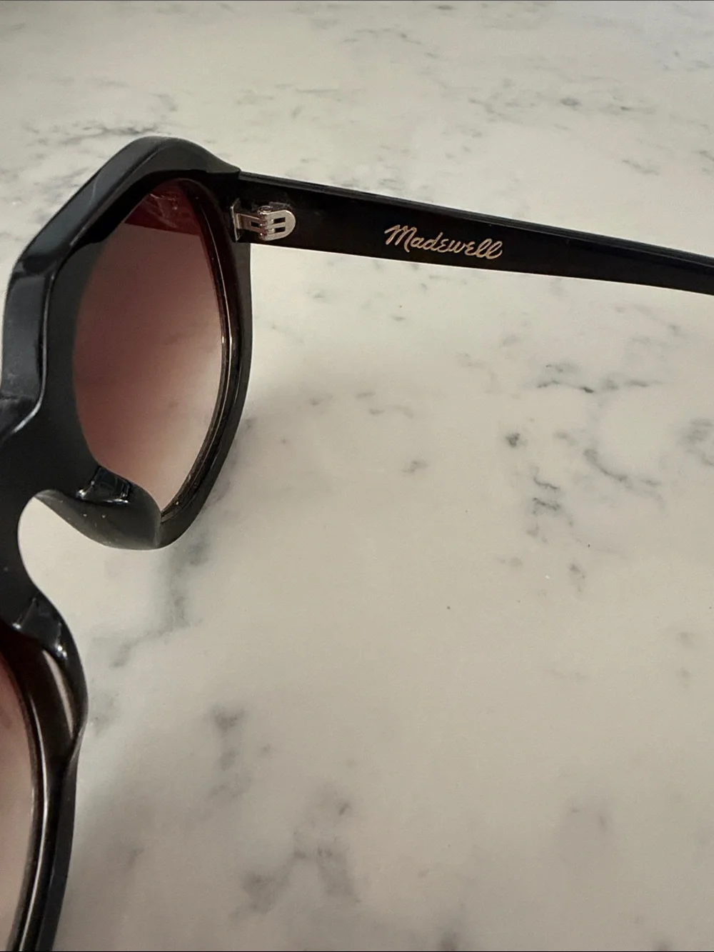 Madewell Rakelle Black Frame with Brown Gradient Lenses Round Sunglasses